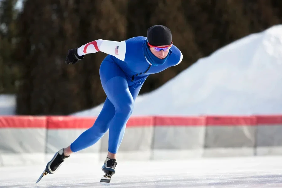 Patinadora de velocidad femenina vestida de azul durante una carrera