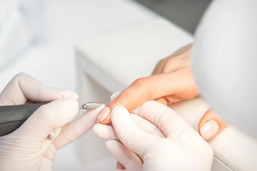 manicure master removes nail polish