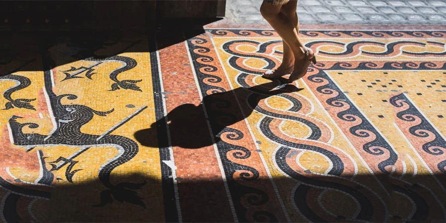 personne debout sur une surface carrelée orange jaune et noire