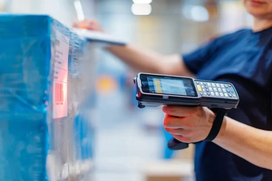 Femme utilisant un scanner portatif à bout de bras