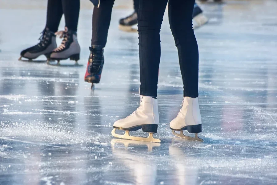 Mujer vistiendo patines artísticos blancos en una pista al aire libre