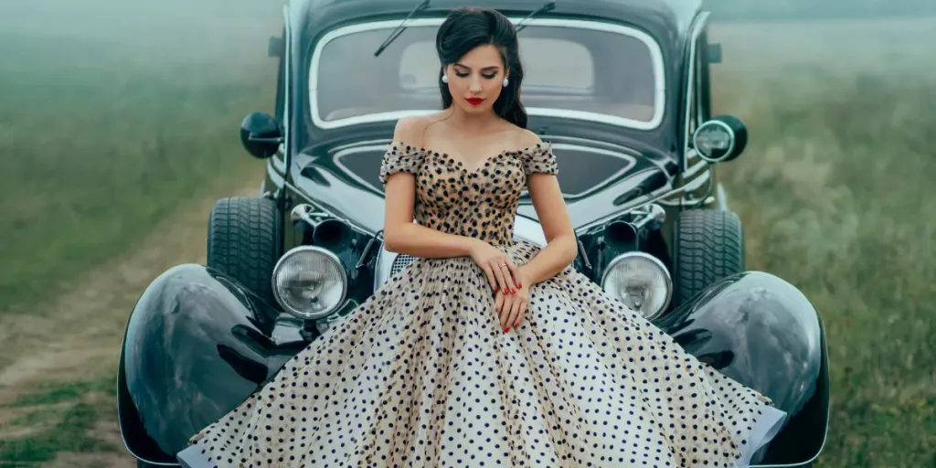 Mujer joven y elegante con un vestido de lunares blancos