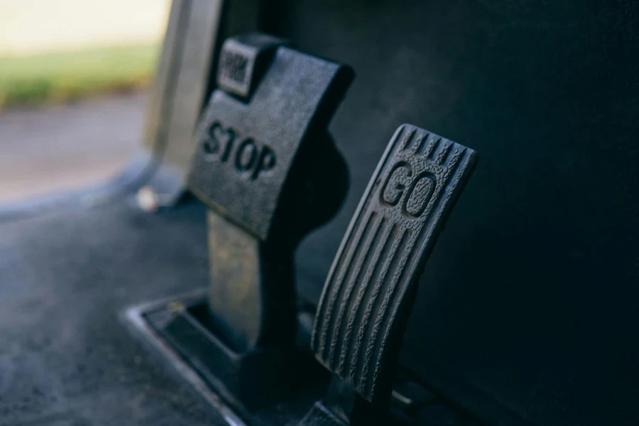 Primer plano de los pedales de un carrito de golf