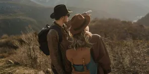 Una pareja mirando la vista a la montaña