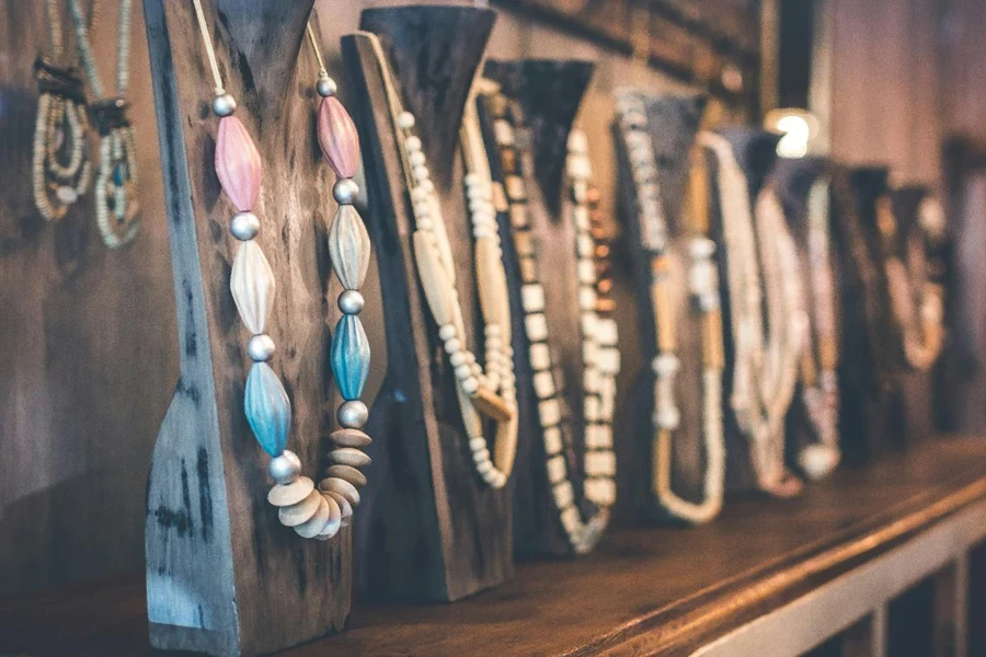 Una fila de collares en exhibición.