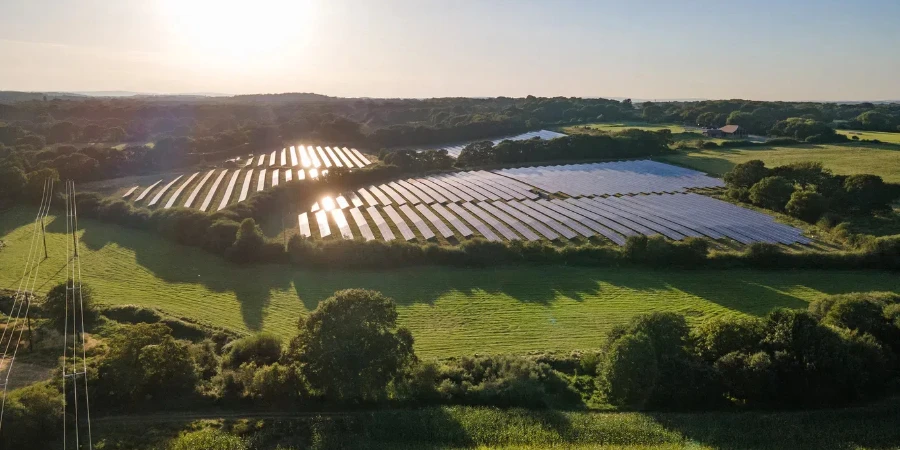 Luchtfoto van het zonnepaneel in het zonnepark in het avondzonlicht