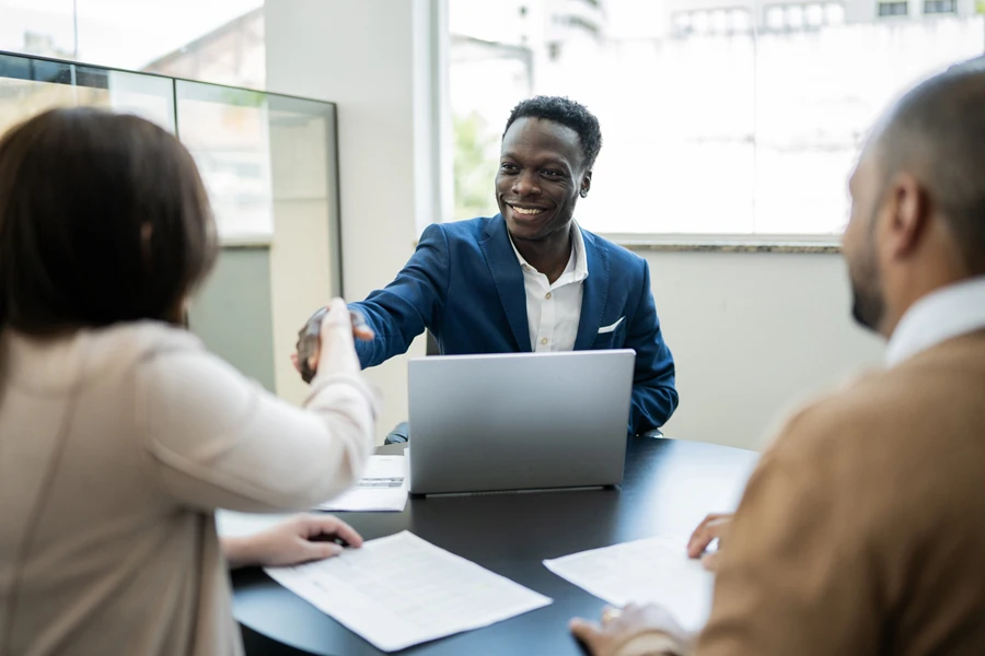 Uomo d'affari che conduce una negoziazione di successo con i clienti