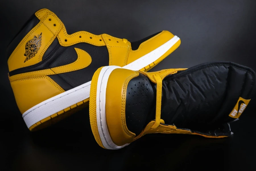 Foto Close-Up Air Jordan Hitam dan Kuning