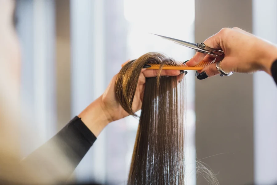 Tangan Memangkas Rambut Panjang