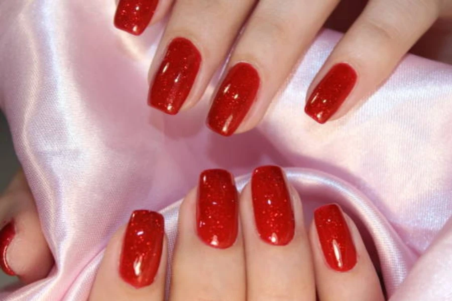 Manos de una mujer con manicura roja