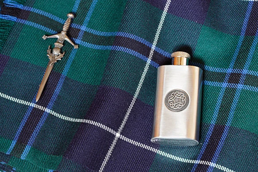 Kilt, Flachmann und Kiltnadel