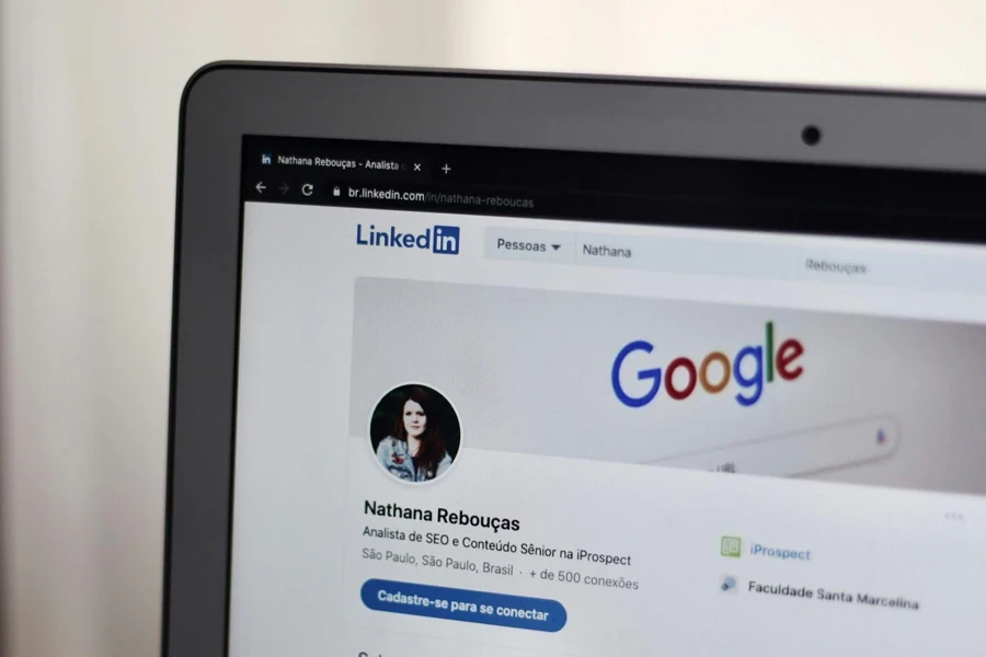 Profil bisnis Linkedin seorang wanita