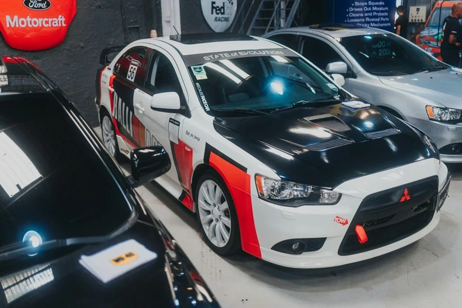 Mitsubishi Lancer Evolution in einer Garage geparkt