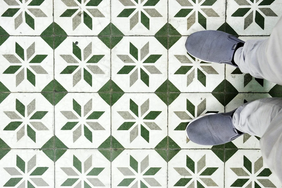 Personne debout sur des carreaux de sol géométriques lumineux