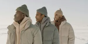 Foto de homens em jaquetas puffer olhando para longe