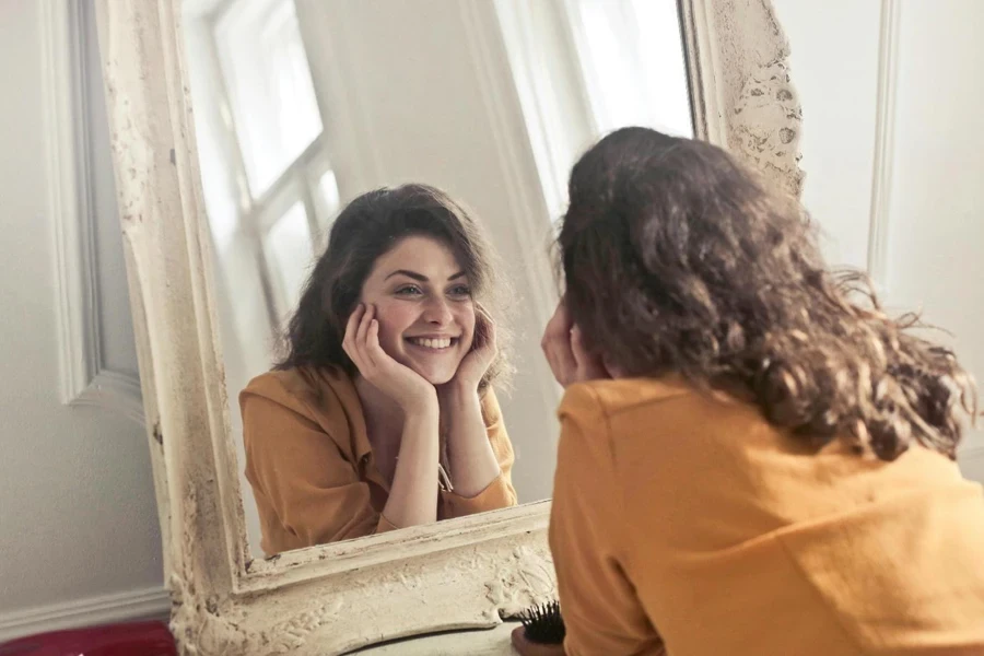 Fotografía de una mujer mirándose al espejo