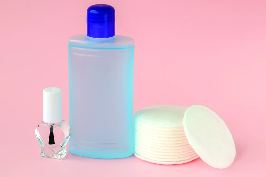 Bouteille en plastique avec dissolvant pour vernis à ongles et cotons