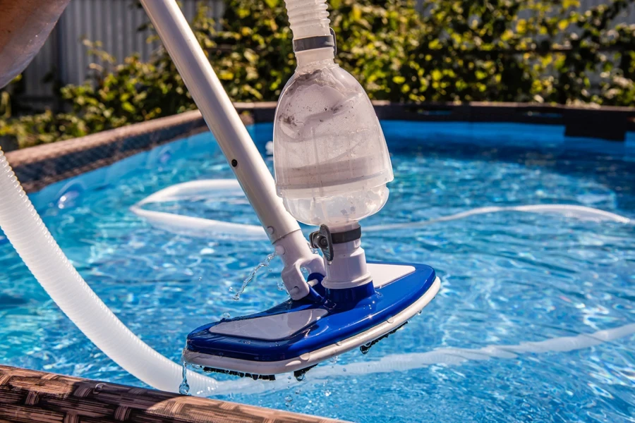 Pool vacuum for cleaning smaller spaces