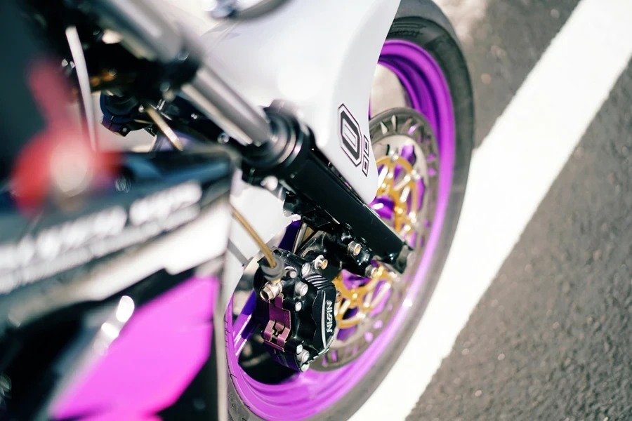 Roue de moto violette