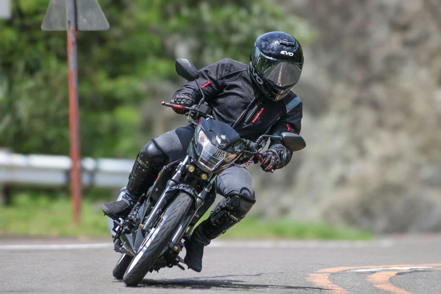 Il motociclista affronta una curva