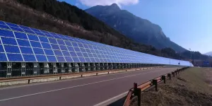 Solarmodule entlang der Straße oder Autobahn