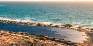 Painéis solares instalados ao longo da costa ao pôr do sol no sul da Austrália