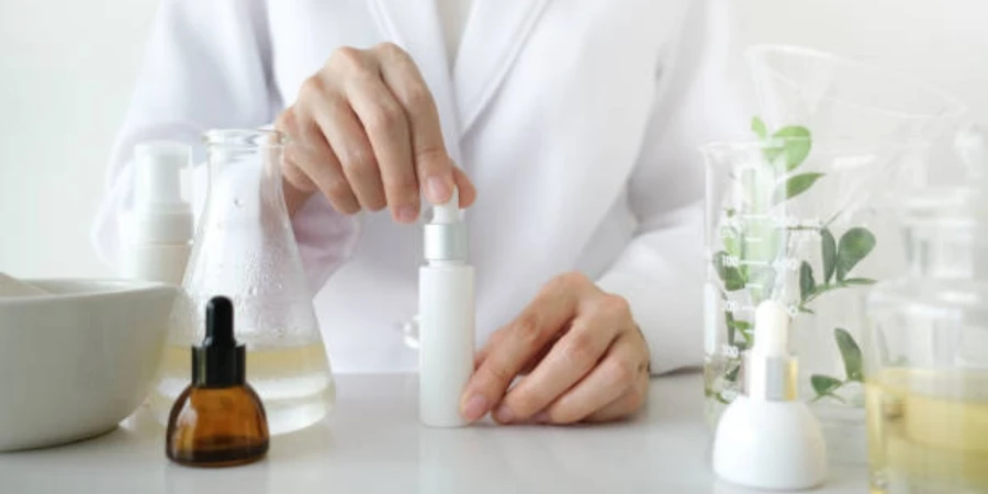 Le dermatologue fabrique des produits cosmétiques à base de plantes naturelles biologiques en laboratoire