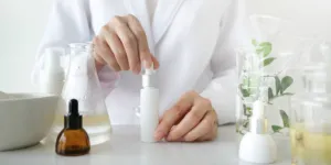 O Dermatologista Faz o Produto Cosmético Orgânico de Ervas Naturais em Laboratório