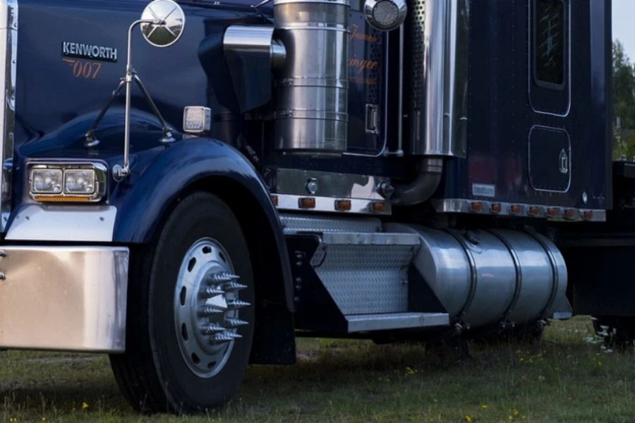 un gros camion avec des entretoises de roue centrées sur le moyeu pour ses roues