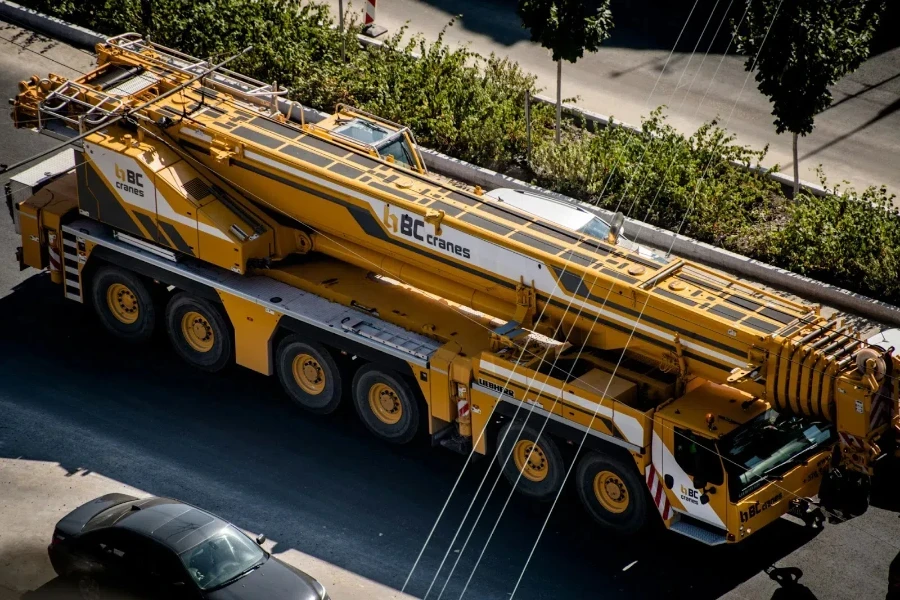 Ein LKW mit 12 Rädern und großem Hubraum