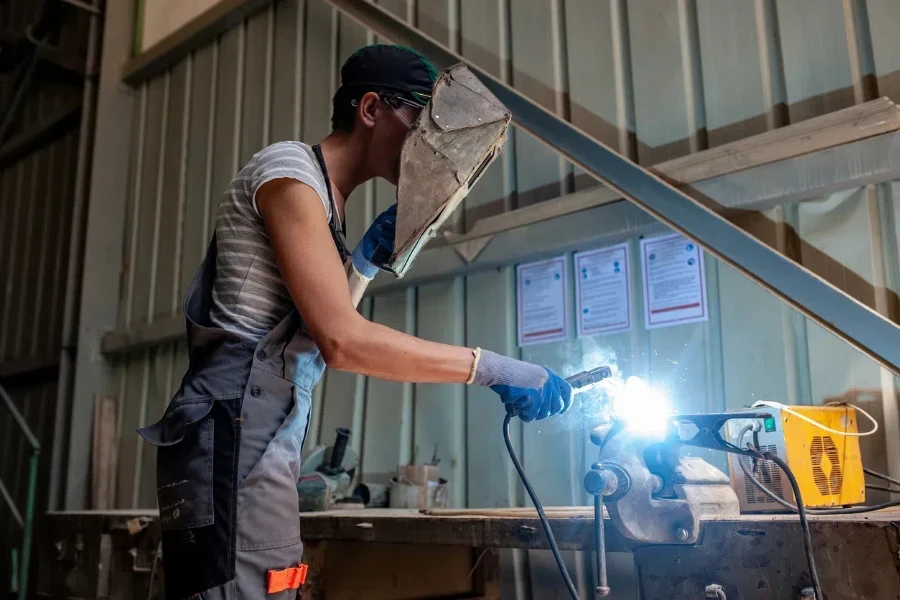 Un portador trabajando en una máquina de acero rota.