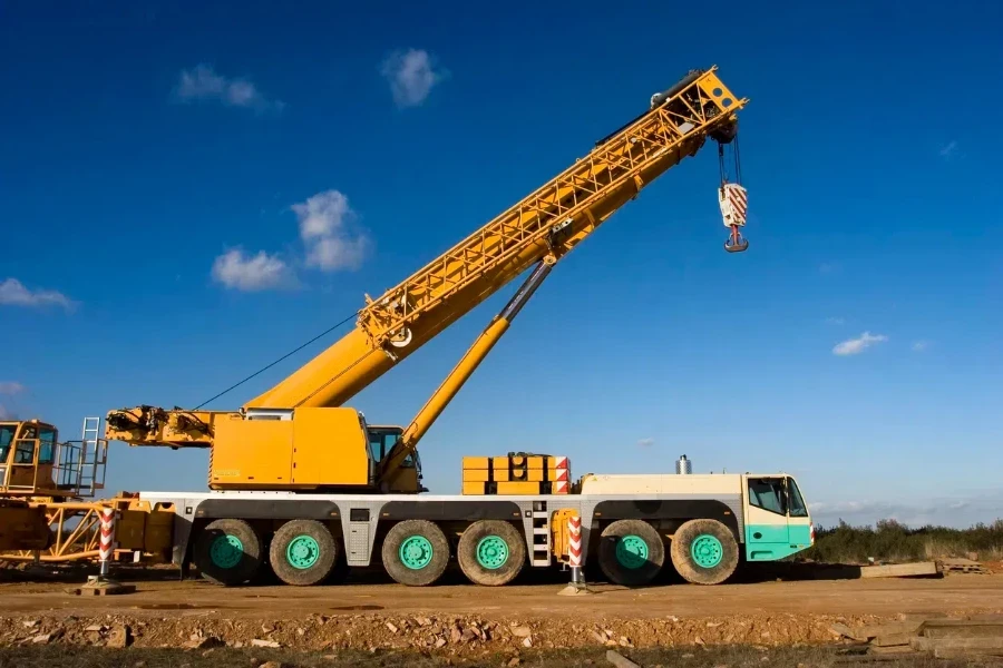 Großer mobiler Kranwagen und blauer Himmel