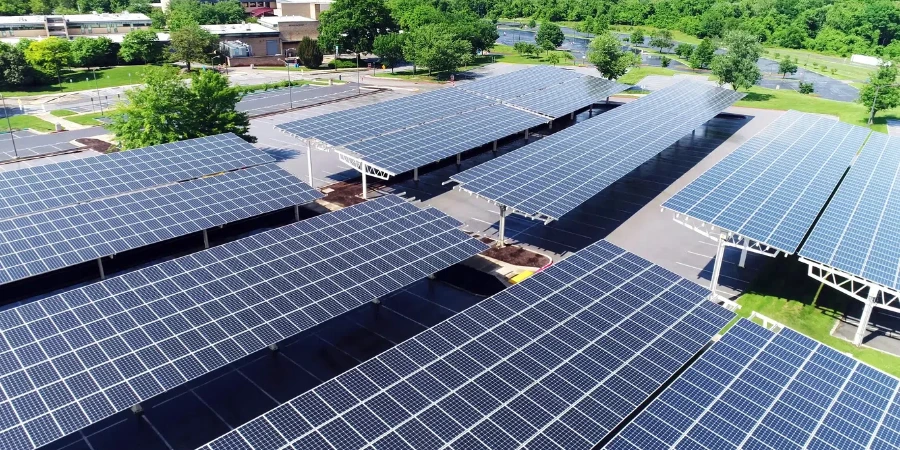 close-up zonnepanelen geplaatst op een openbare parkeerplaats in de stad