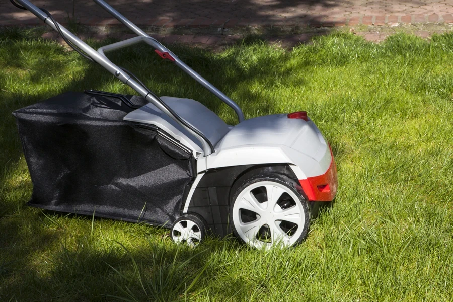 aérateur de pelouse électrique utilisé dans un jardin