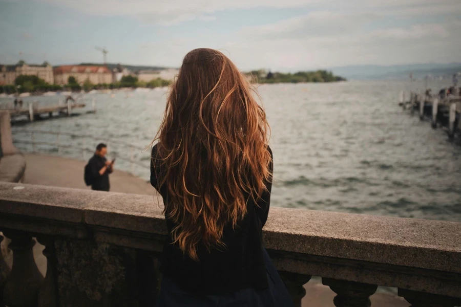 femme debout sur la terrasse