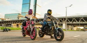 Seorang Pria dan Seorang Wanita di Atas Sepeda Motor