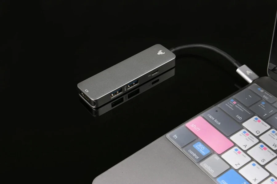 Hub USB yang Tersambung ke Laptop