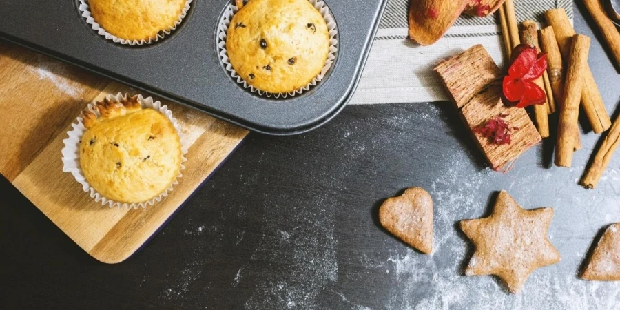 Uma assadeira com muffins e biscoitos