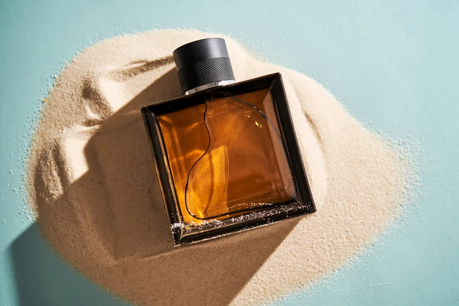 Un flacon de parfum sur du sable