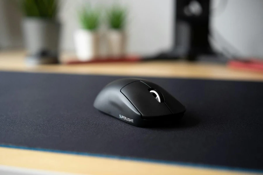 Um mouse de computador em um mouse pad