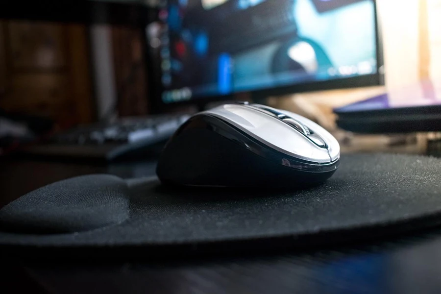 Um mouse de computador em um mouse pad