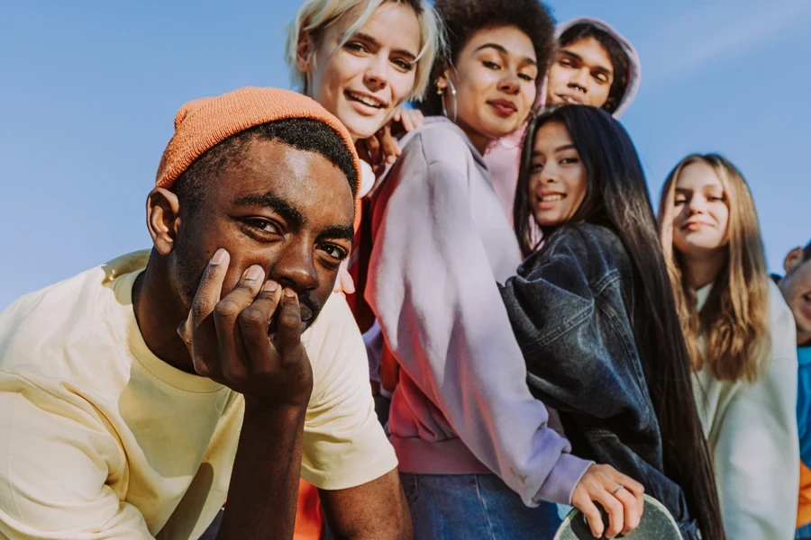 Un groupe d'amis multiraciaux en plein air