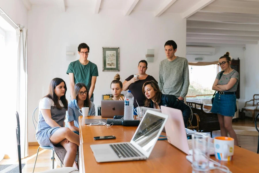 Um grupo de pessoas ao redor de uma mesa