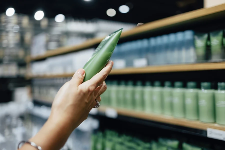 Une femme testant des produits de beauté abordables