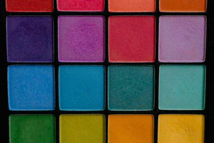 Colori assortiti di palette di ombretti