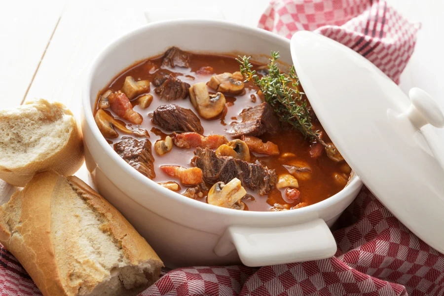 Sopa de carne em terrina de cerâmica branca