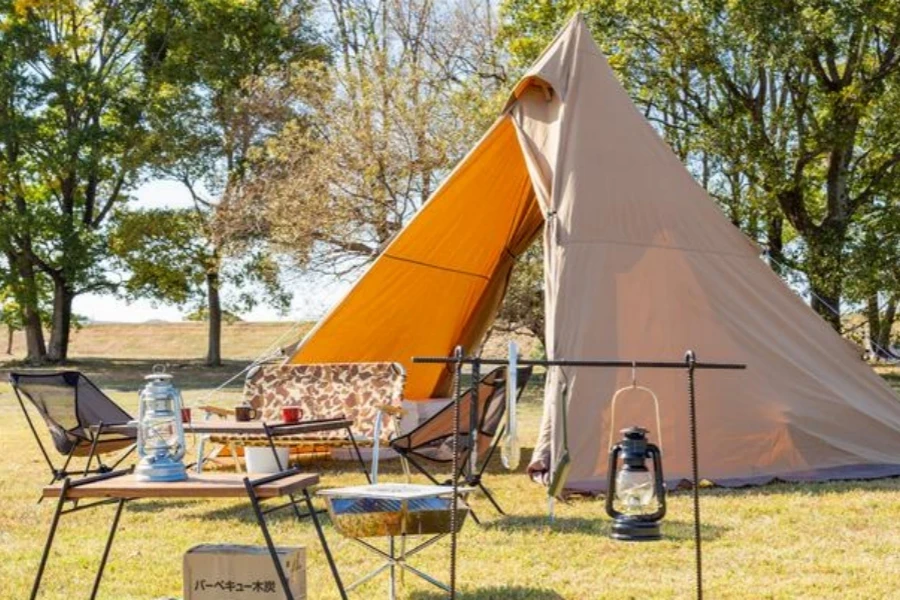 Blauer Himmel und Camping