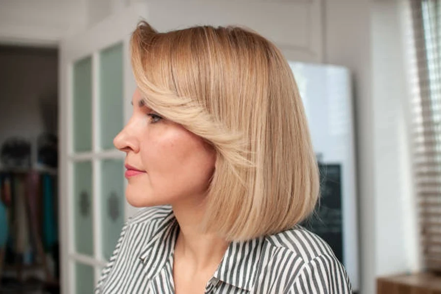 Coupe de cheveux Bobcare avec une frange sur une femme blonde