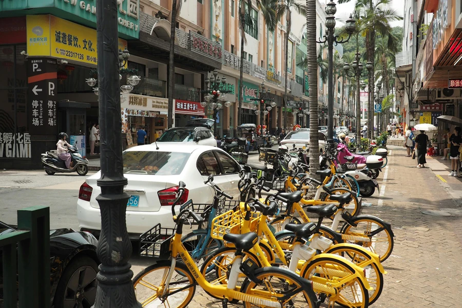 Calle urbana muy transitada con bicicletas compartidas