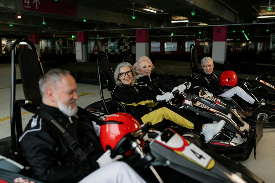 Personnes âgées conduisant un kart